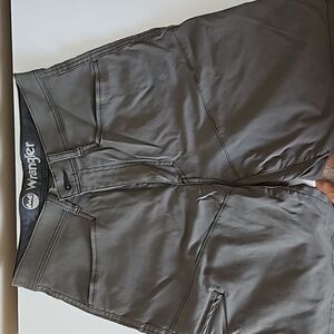 Men's Wrangler shorts with cargo pocket.